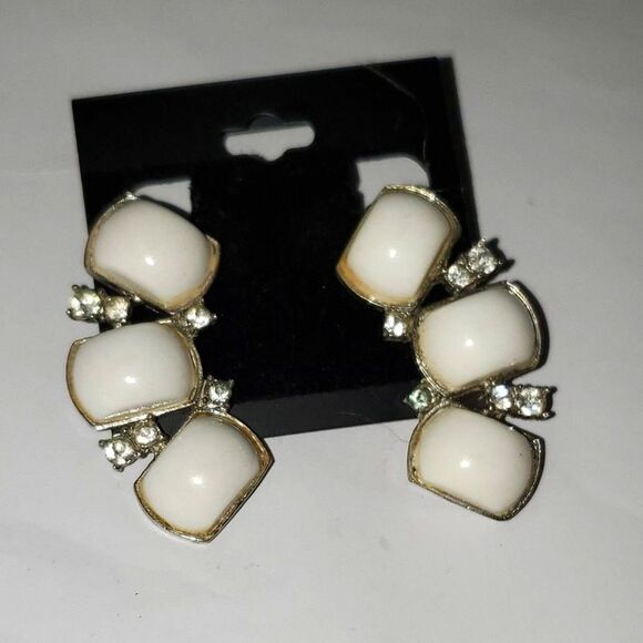 A Vintage Pair of Kramer Earrings Ear Climber Clip Back Milk Glass Wedding - Picture 1 of 9